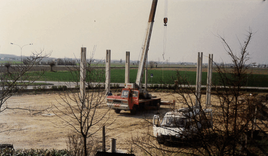 Installazione pilastri prefabbricati con gru COMAS